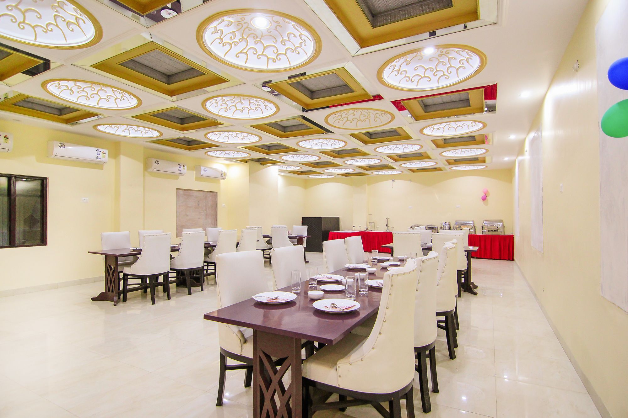 Oyo 11532 Sr Grand Hotel