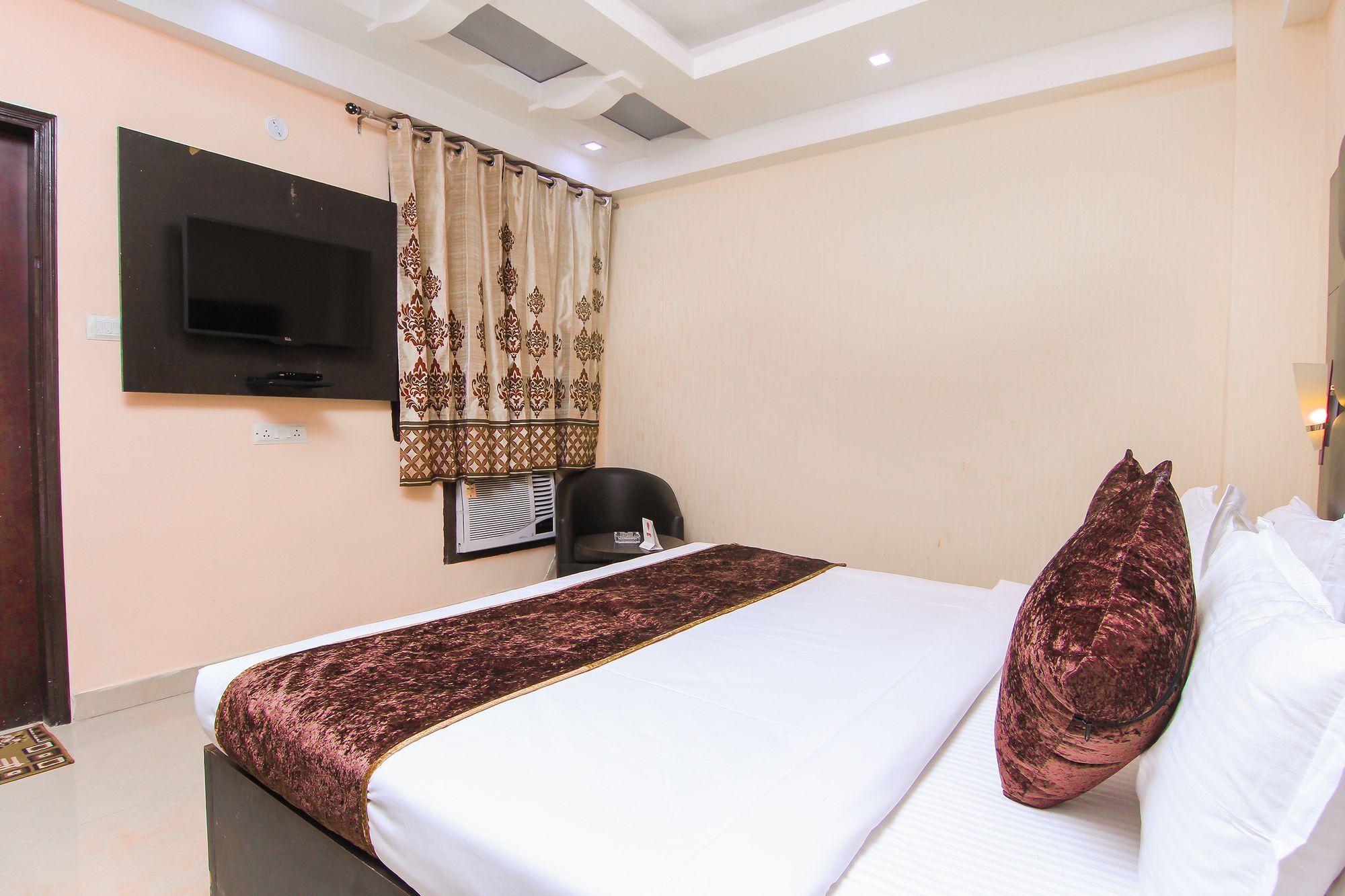 Oyo 11532 Sr Grand 3* Lucknow