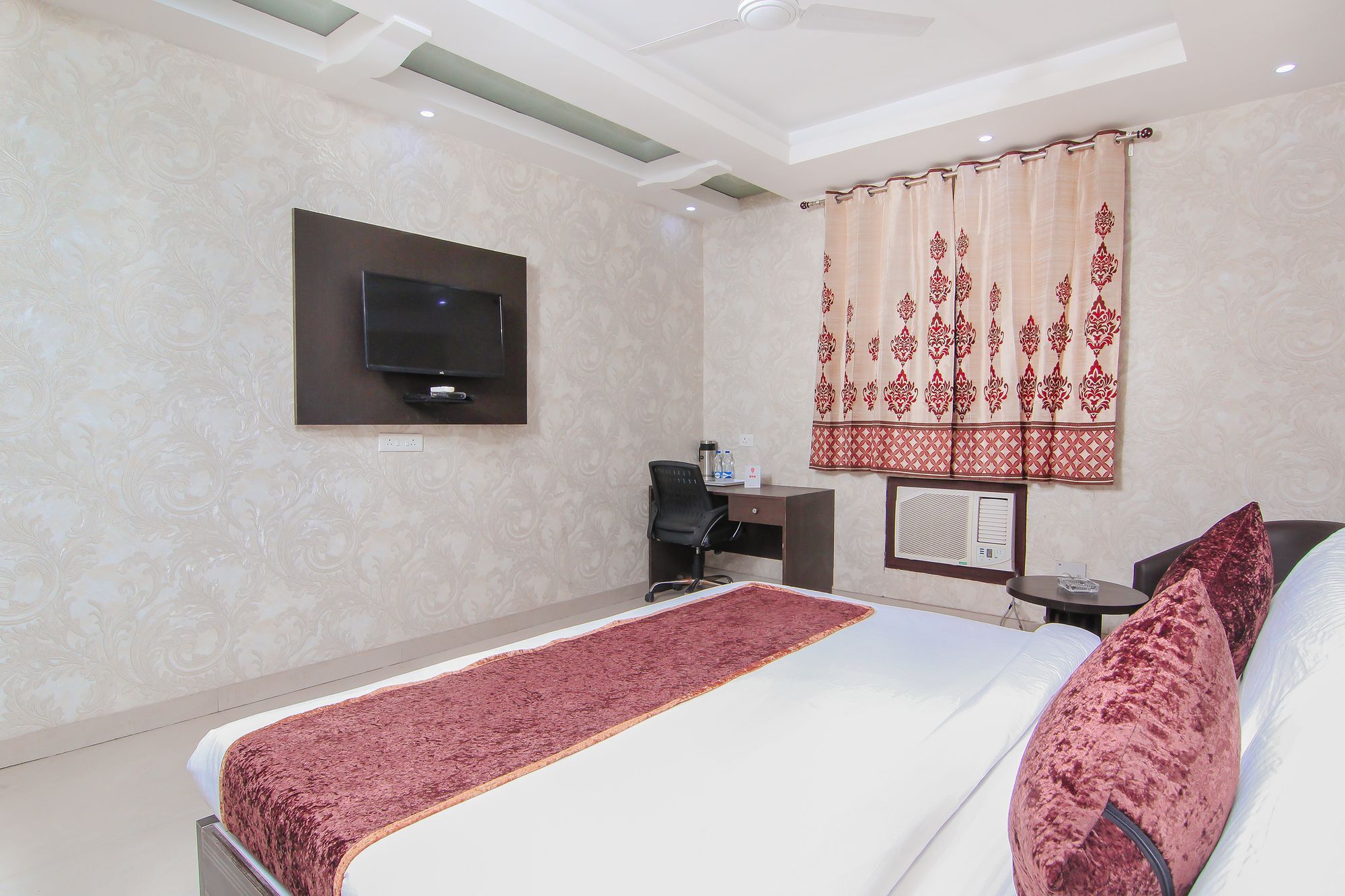 Hotel Oyo 11532 Sr Grand Lucknow