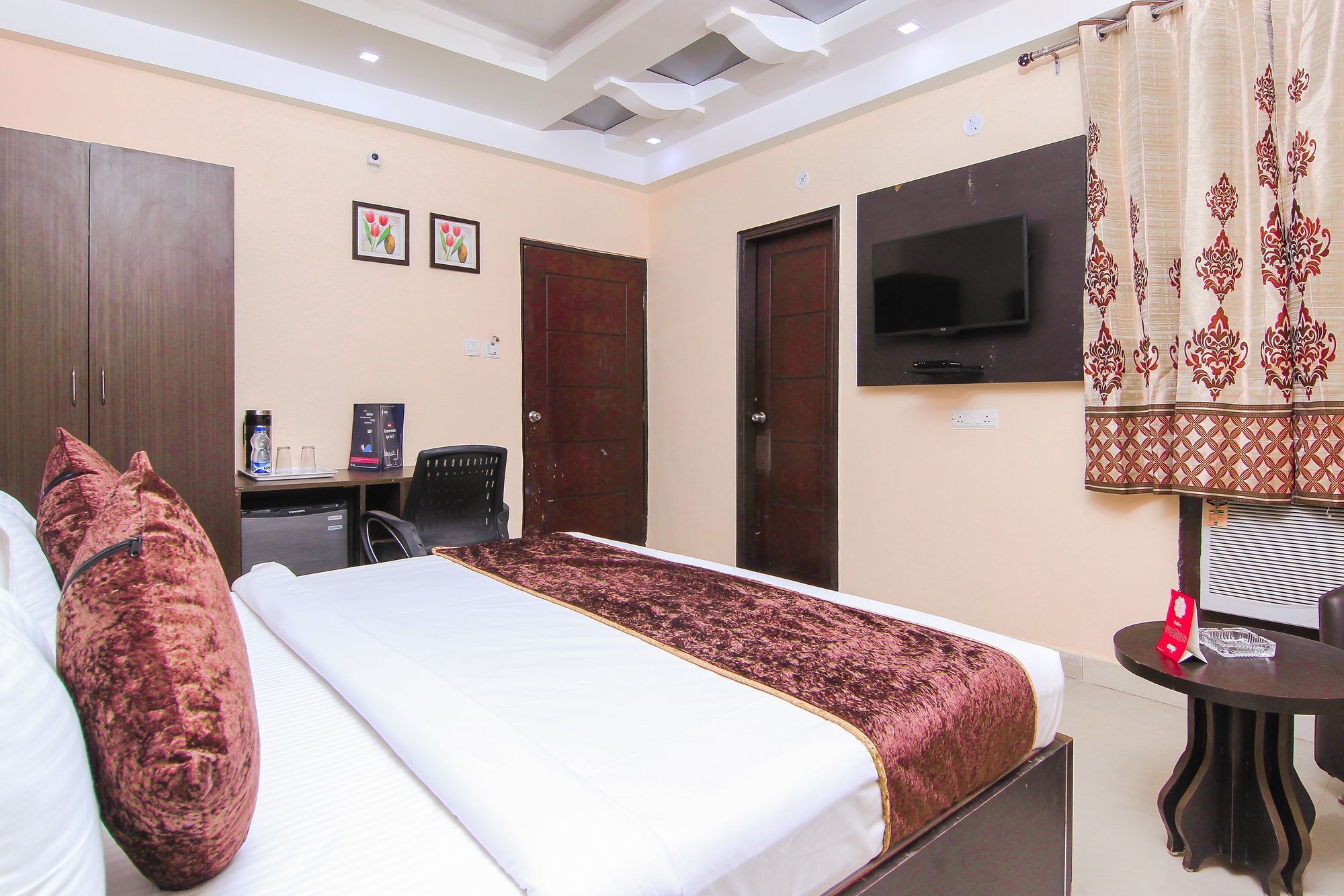 Oyo 11532 Sr Grand Hotel 3*