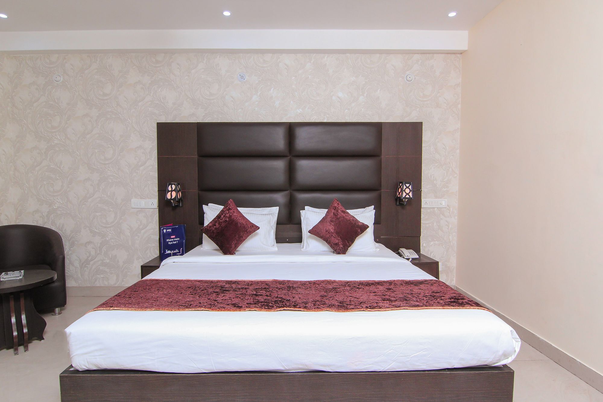 Oyo 11532 Sr Grand Lucknow