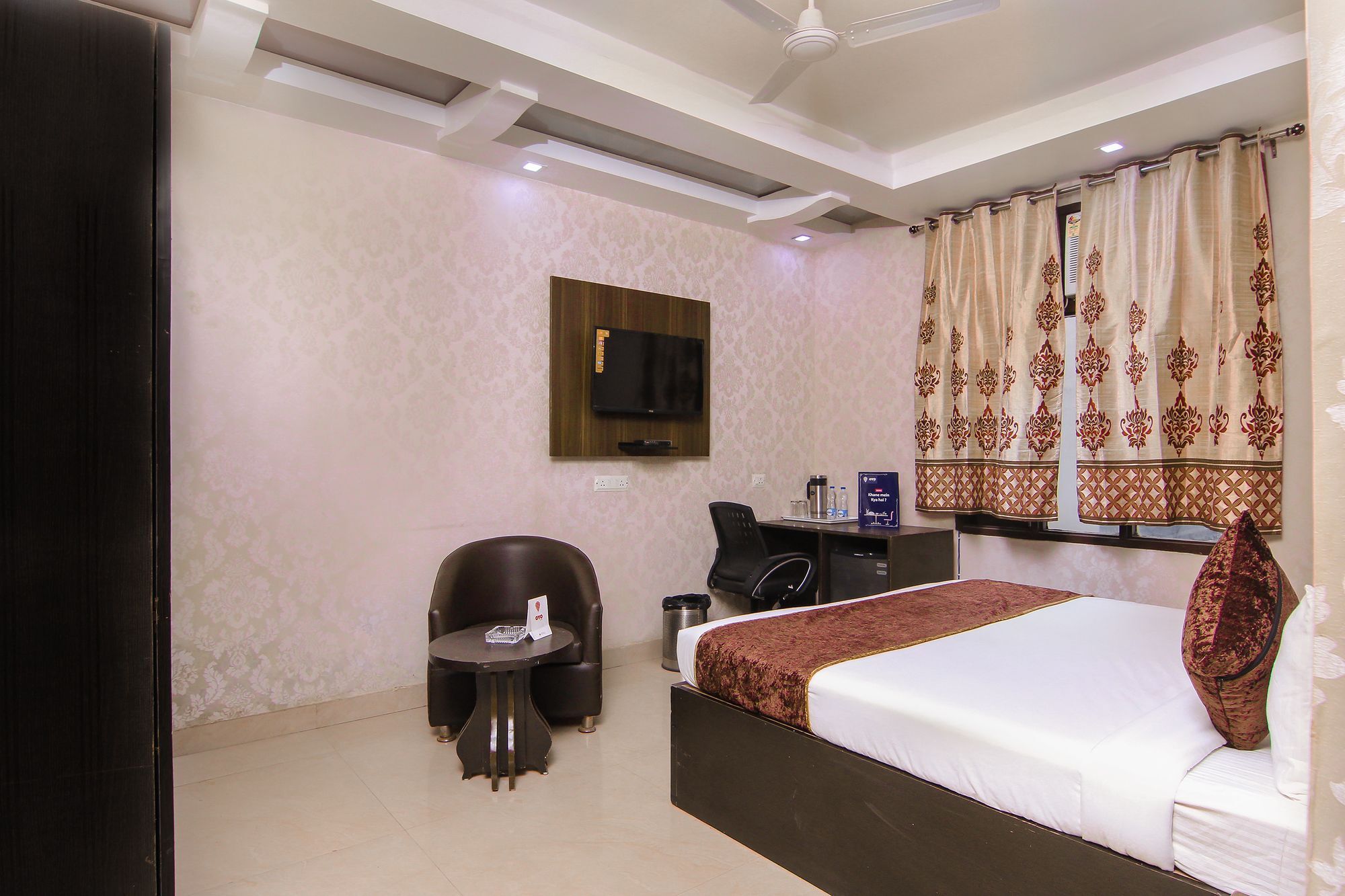 Oyo 11532 Sr Grand Hotel 3*