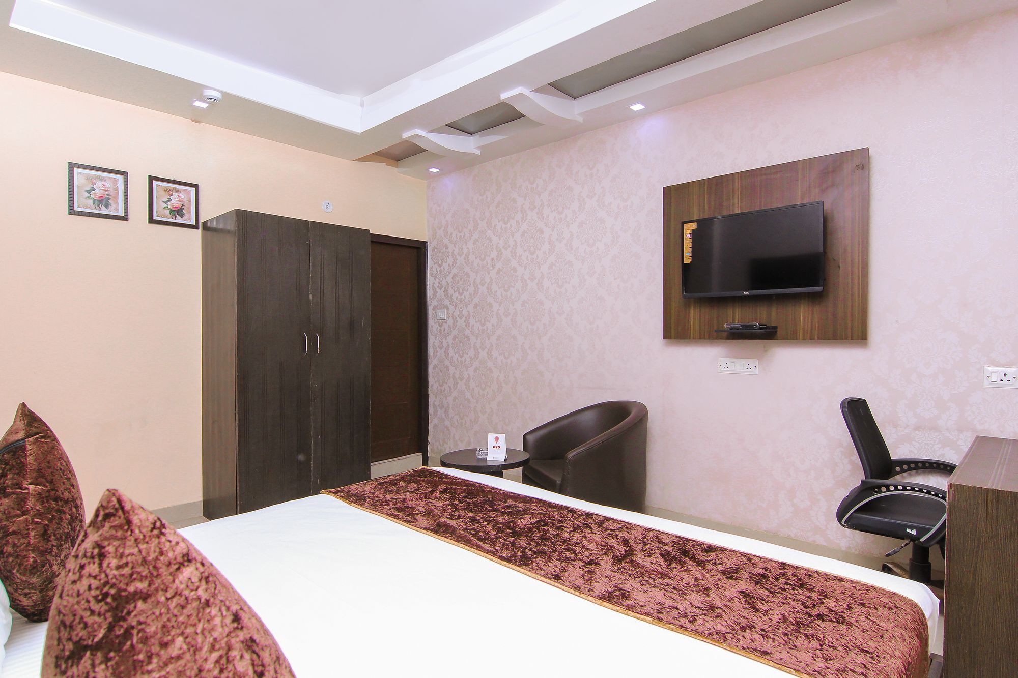 Oyo 11532 Sr Grand Hotel Lucknow