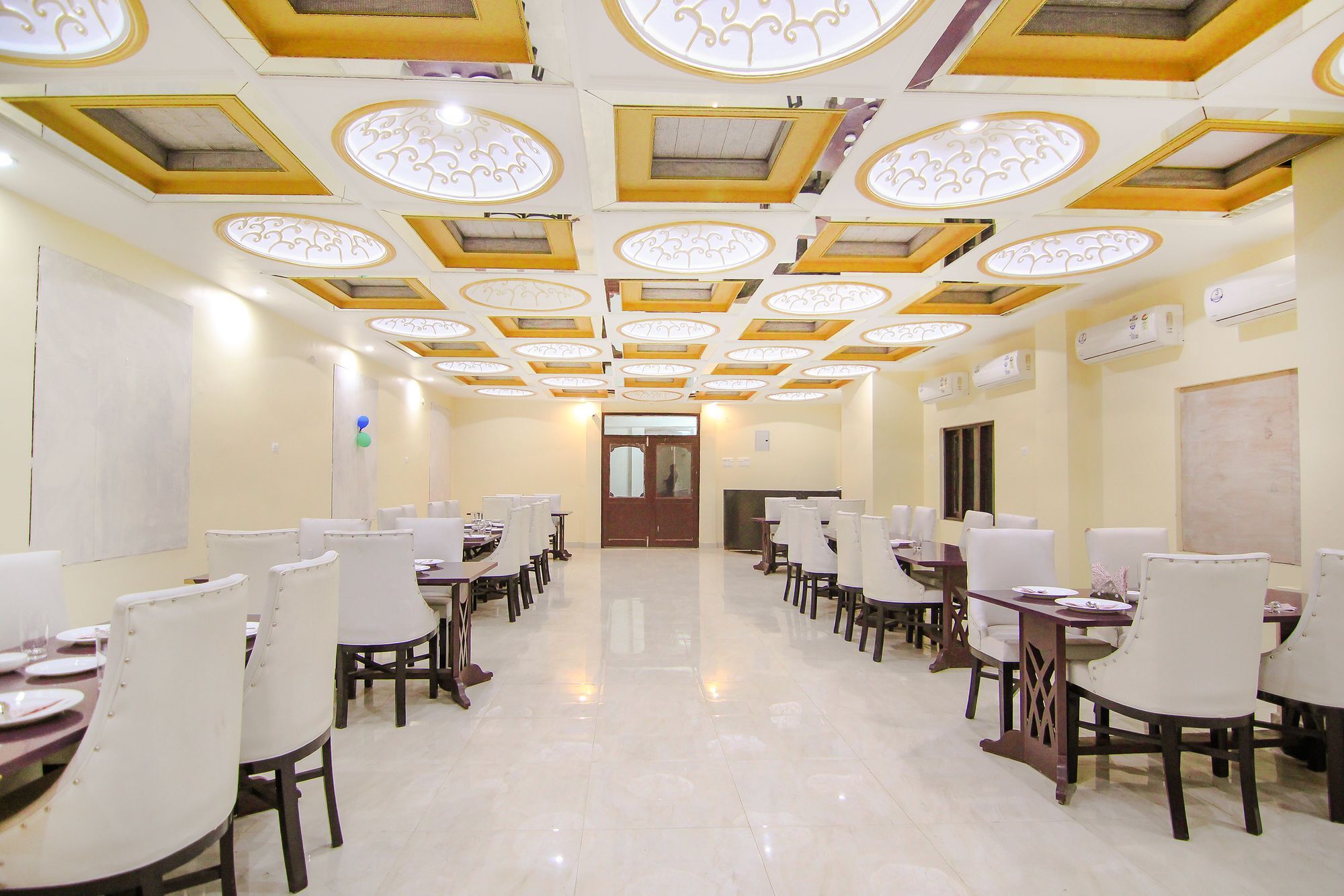 Oyo 11532 Sr Grand Hotel Lucknow